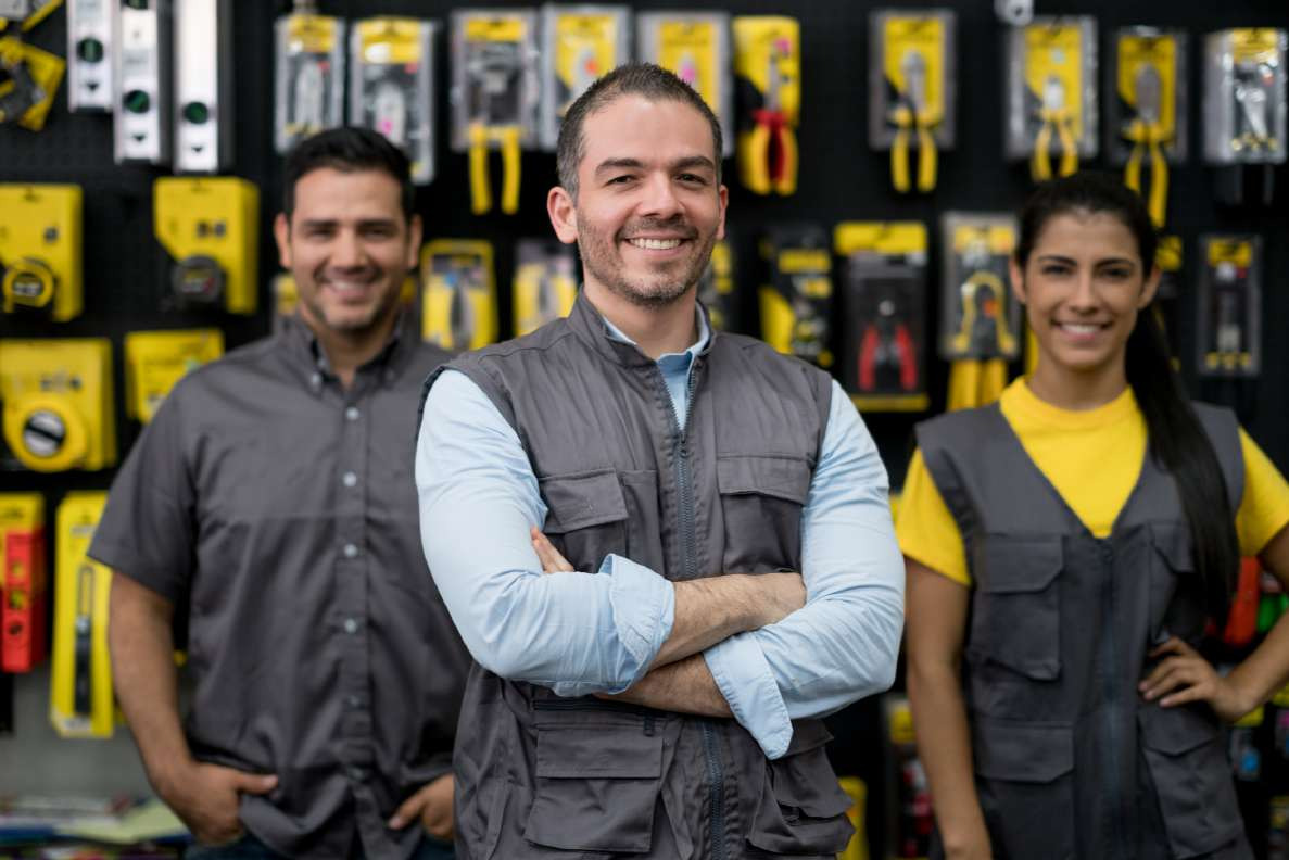 Equipo de Distribuidora Jesuany en una ferretería
